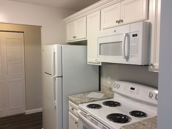 2nd image of 8 Admiralty Dr APT 4
