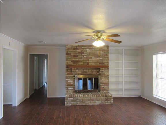 3rd image of 2911 Thunderbird Dr