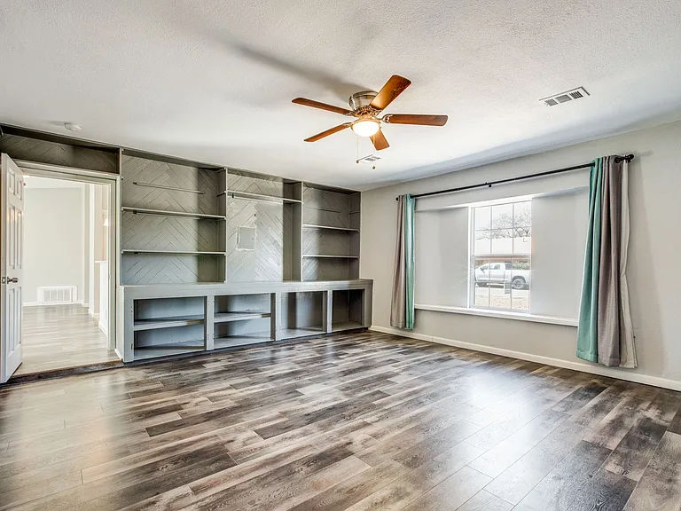 2610 Lakebriar St — Photo 6
