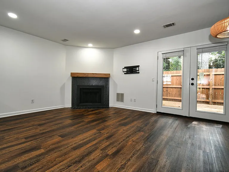 1606 Queen Anne Ct — Photo 10