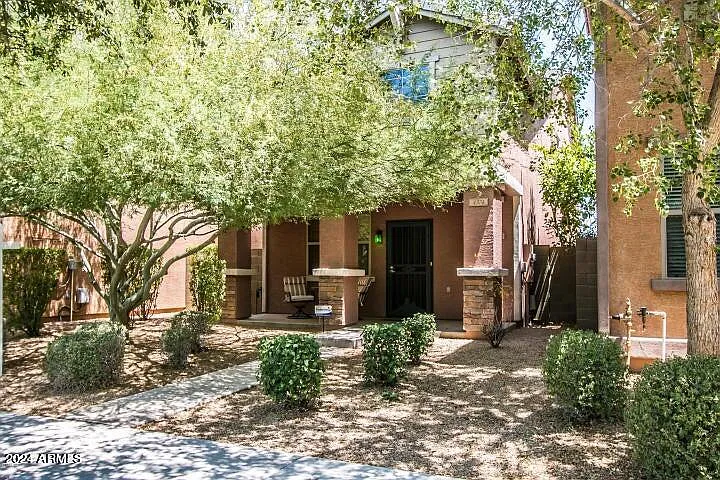 3 bed, 2.5 bath, 1275 sqft, $2,400 — Photo 2