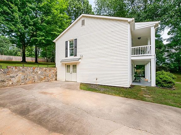 3rd image of 170 Farmingdale Ave