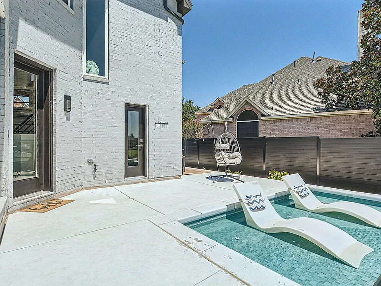 1323 Bradford Dr — Photo 6