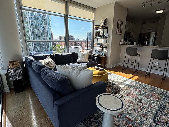3rd image of 1600 S Prairie Ave Unit 1007S