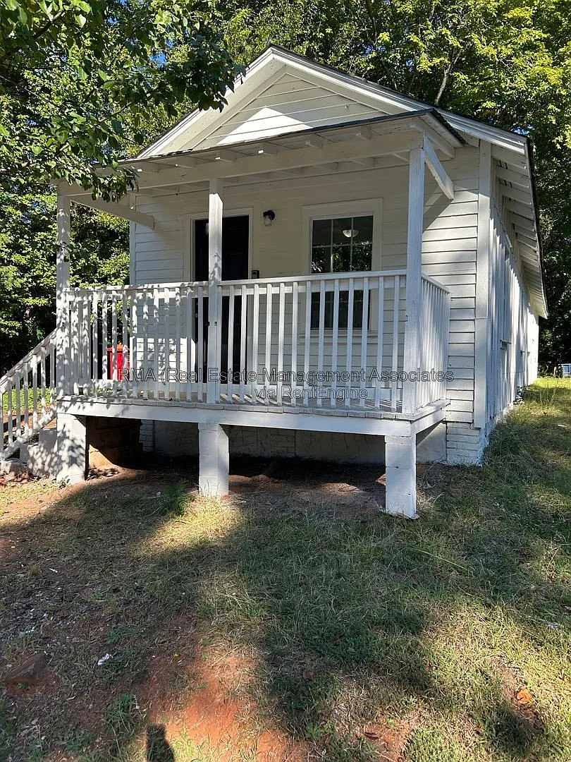 2 bed, 1.0 bath, 868 sqft, $1,050 — Photo 1
