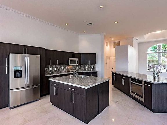 2nd image of 2713 Oakbrook Dr