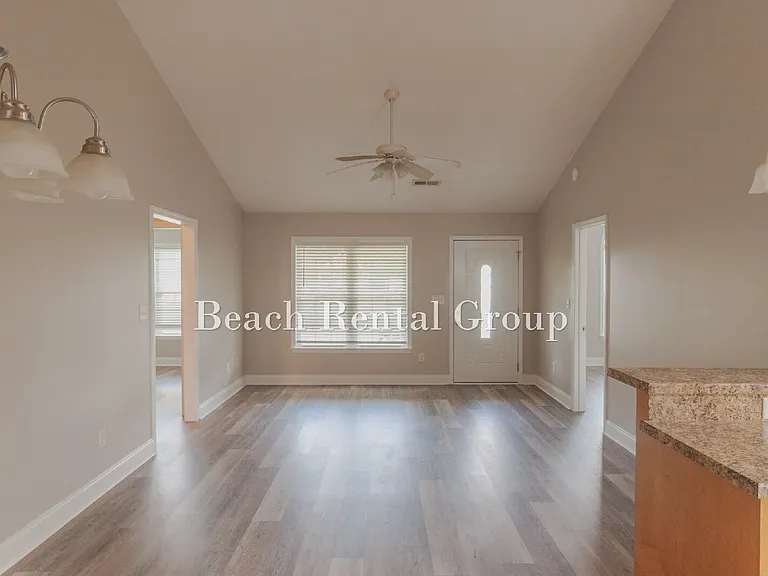 204 Macarthur Dr — Photo 4