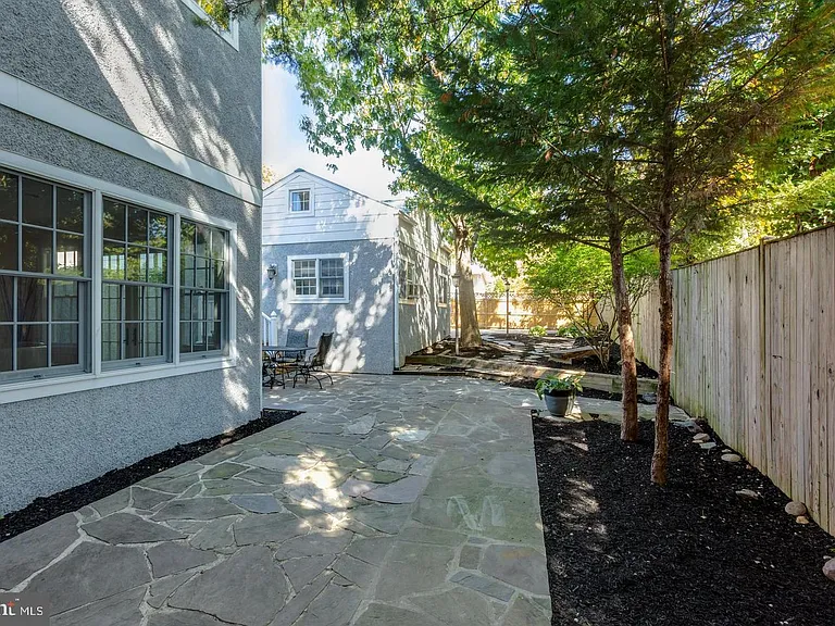 4457 Macarthur Blvd NW — Photo 31