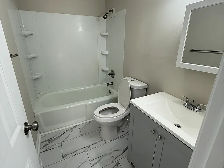 204 Vance Dr NE — Photo 1