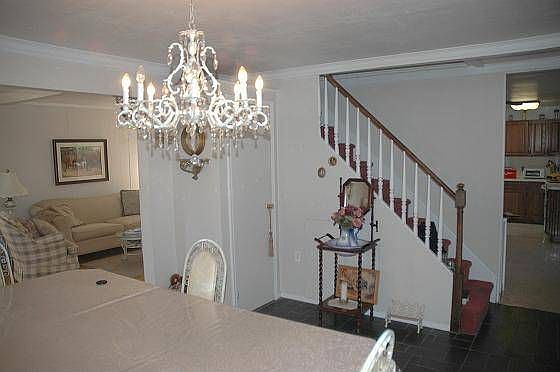 4th image of 8 Flint Ln