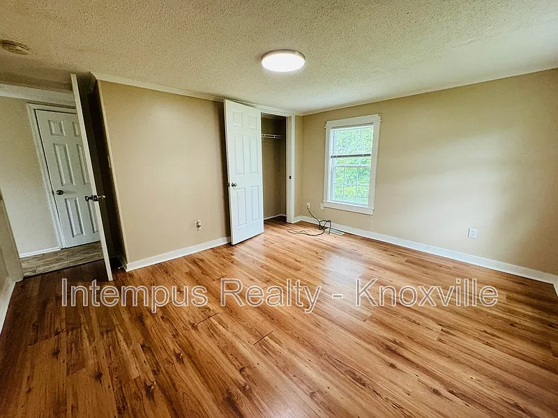 3 bed, 1.0 bath, 945 sqft, $1,410 — Photo 3
