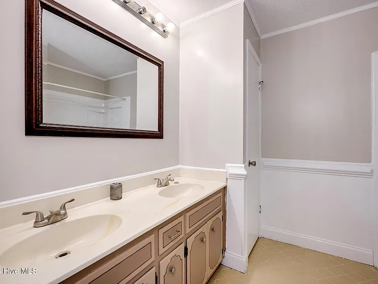 152 Holiday Dr — Photo 35