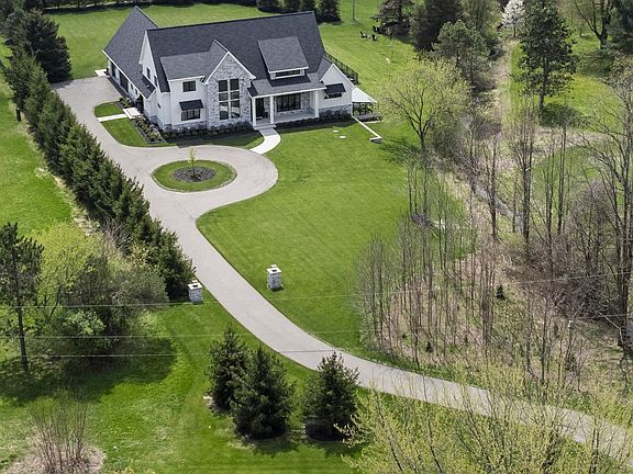 4th image of 8439 Holcomb Rd