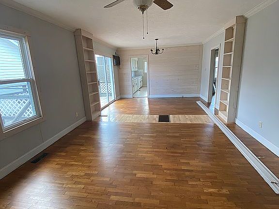 3rd image of 212 Edgewood Dr