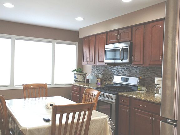 5th image of 10543 S Avenue O
