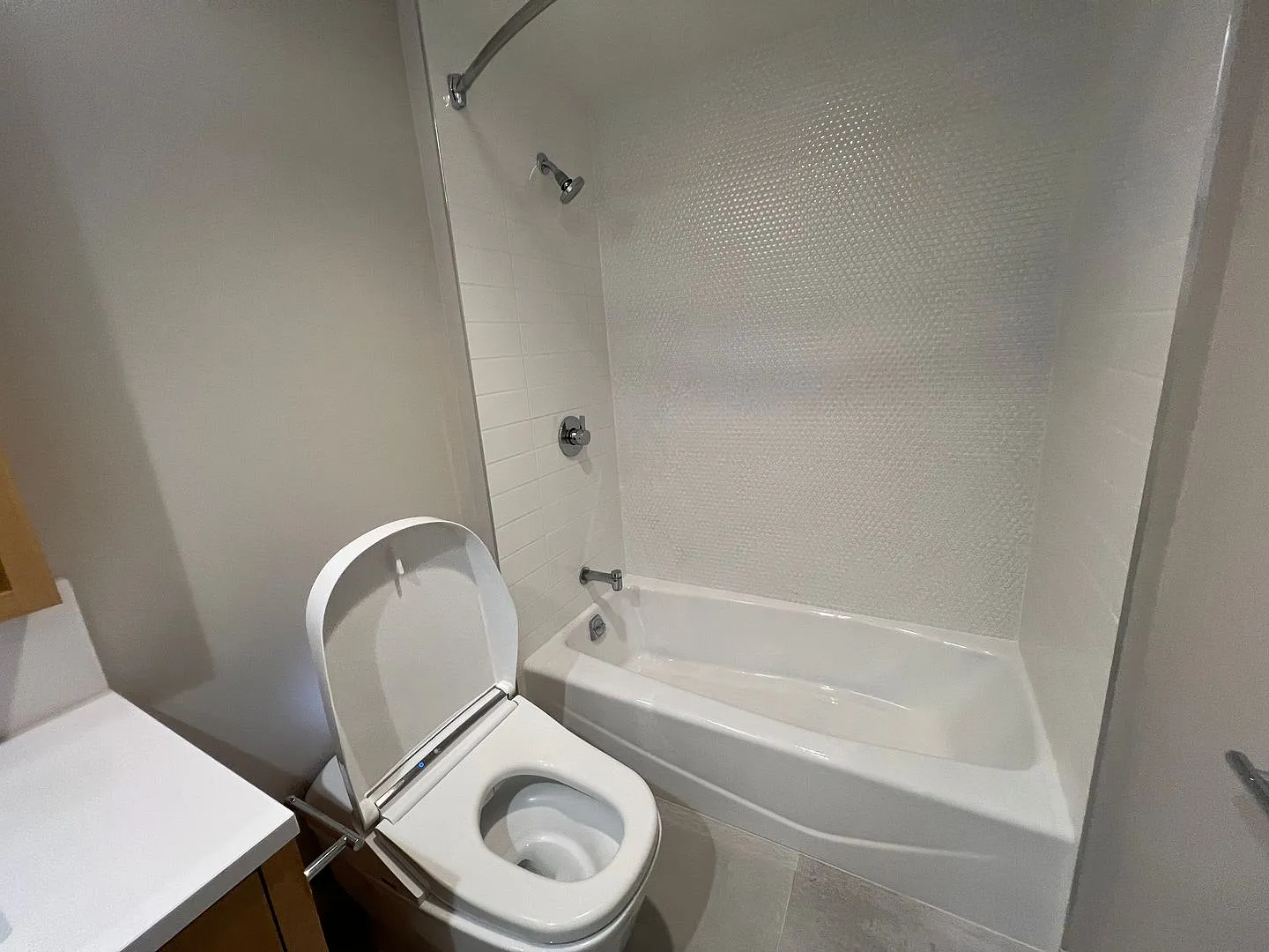 Sky West Ala Moana, partly furnished 1-Bdrm, 1-Bath, 1-parking — Photo 2