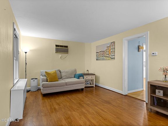 4th image of 16 Vanderbilt Place