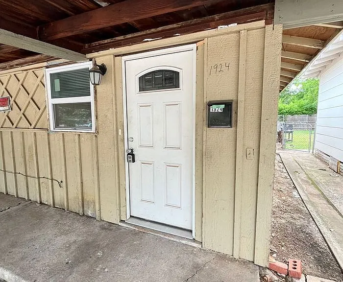 1924 N Cross Ave — Photo 2