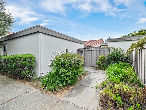 4th image of 8160 Park Villa Cir