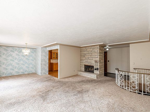 4th image of 2927 W Beacon Ave