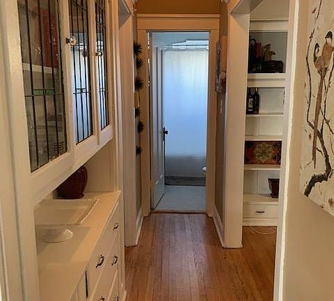 4th image of 829 W Cornelia Ave APT 3E