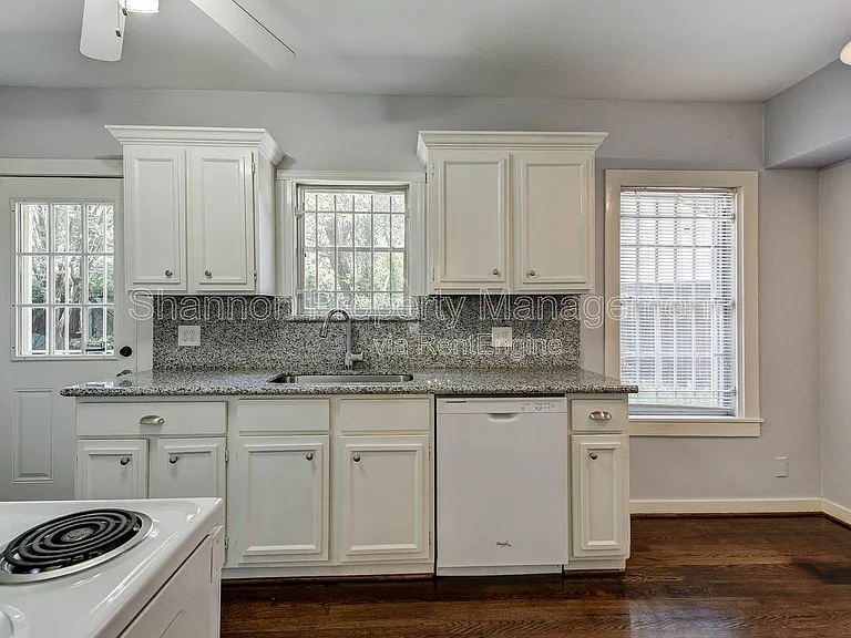 1748 Hawthorne St #B — Photo 15