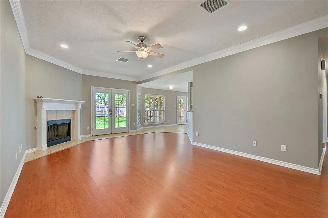 3 bed, 1812 sqft, $2,350 — Photo 2