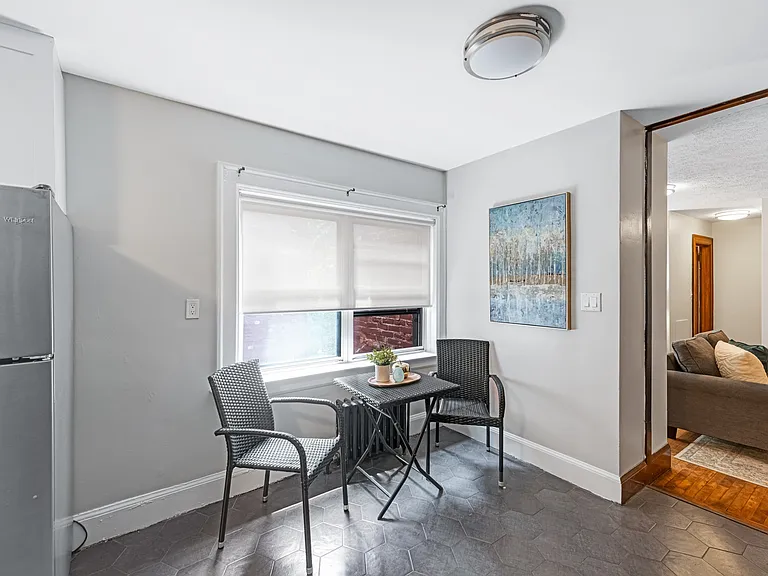 383 Wellington St W — Photo 6