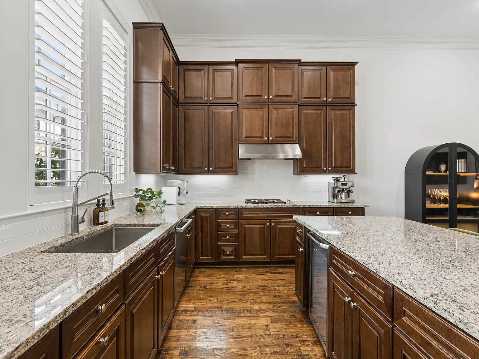 3 bed, 3.5 bath, 2307 sqft, $4,950 — Photo 3