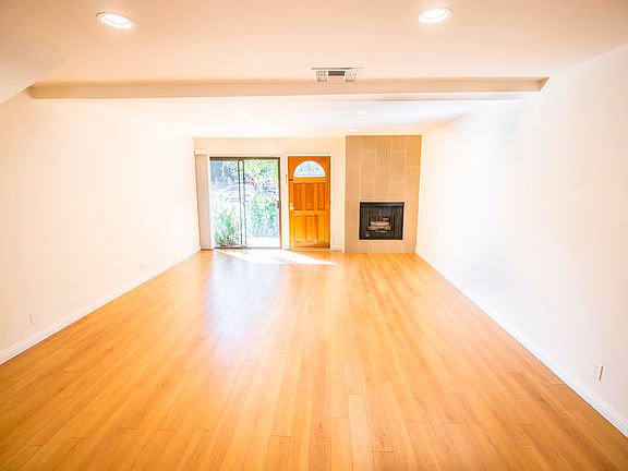 5th image of 15038 Chatsworth Dr