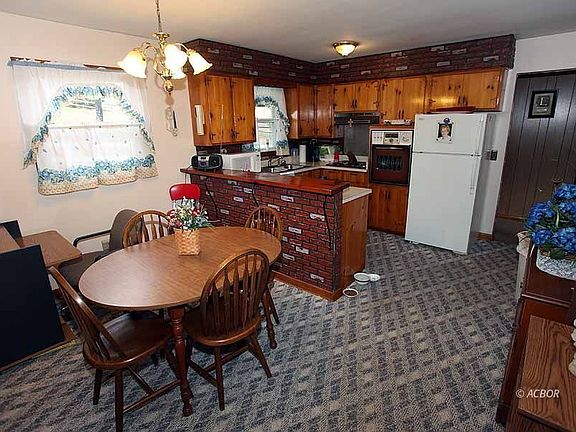 5th image of 167 Windsor Dr