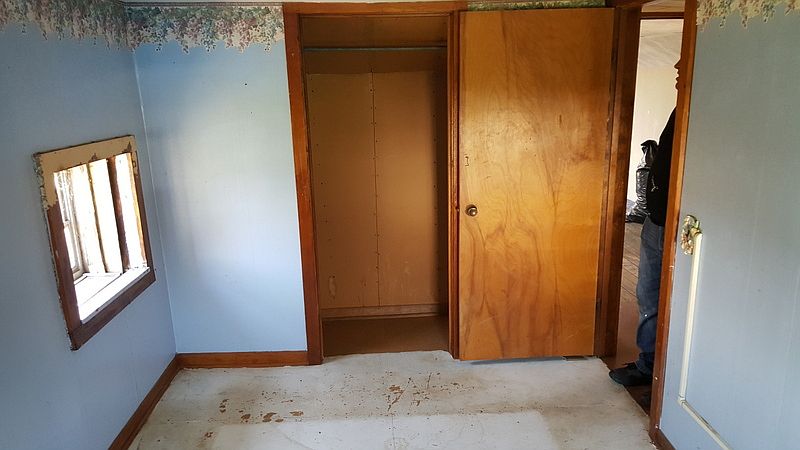 2nd image of 25538 Drake St