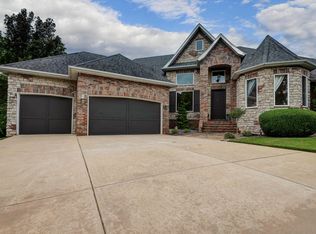 2877 S Forrest Heights Ave, Springfield, MO 65809