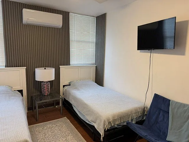 Guest room toward TV