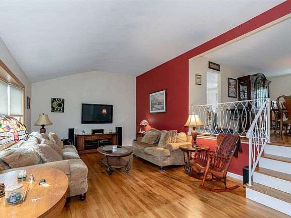 4th image of 4 Cutchogue Ln