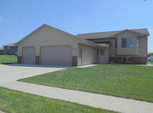 1006 Redwood Dr NE, Watertown, SD 57201