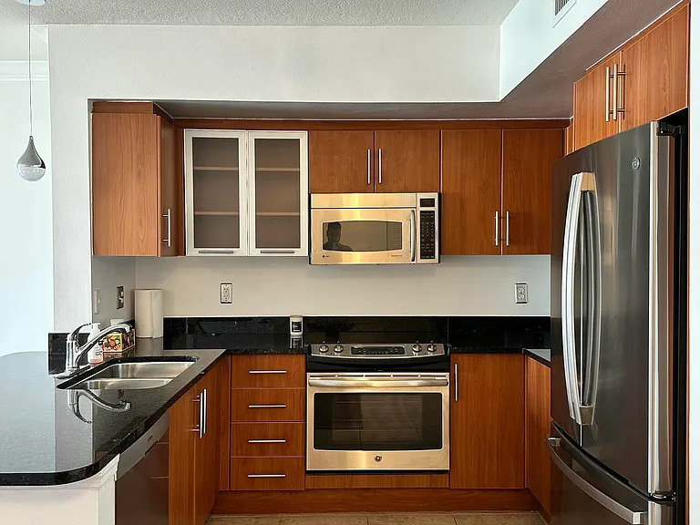 600 S Dixie Hwy #621 — Photo 4