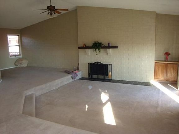 From dining into livingroom 