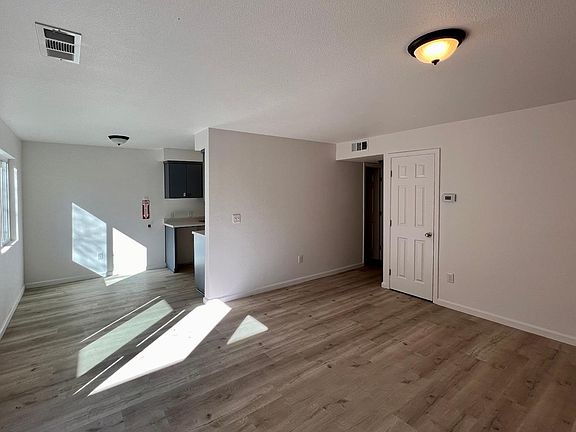 4th image of 5325 Holiday Dr
