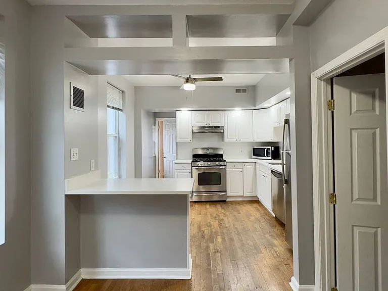 104 E Clement St — Photo 4