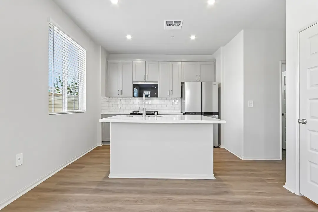 3 bed, 1402 sqft, $3,500 — Photo 4