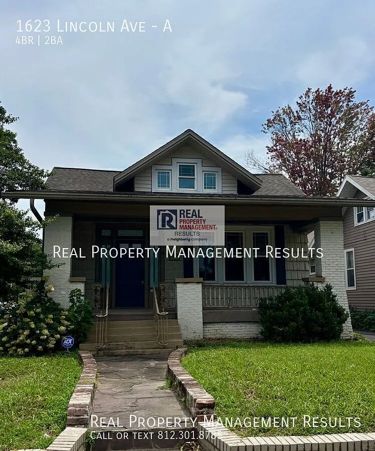 Charming 4 Bedroom Duplex Near University of Evansville — Photo 1