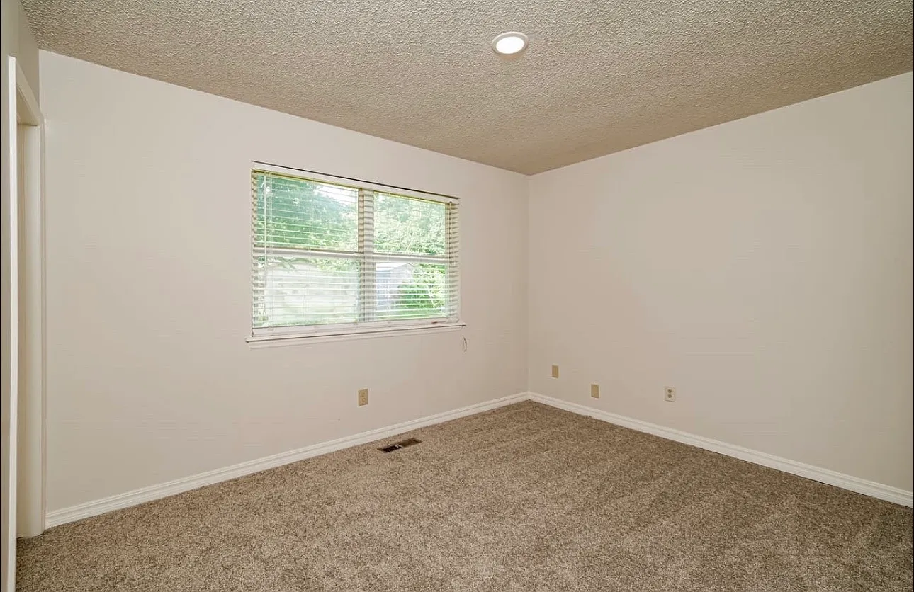 3 bed, 1120 sqft, $1,290 — Photo 4