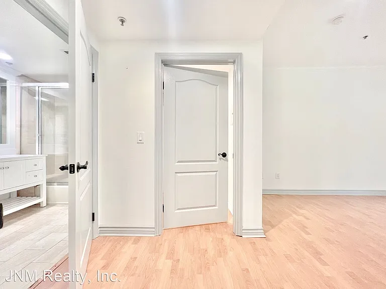 8411 De Longpre Ave #203 — Photo 12