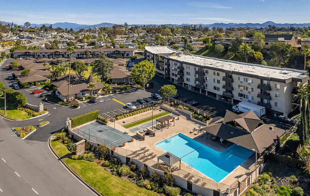 Ivanhoe Village Apartments — Photo 1