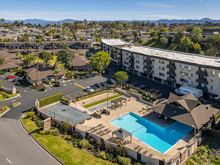 Ivanhoe Village Apartments — Photo 1