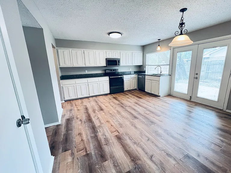 2102 Richwood Dr — Photo 2