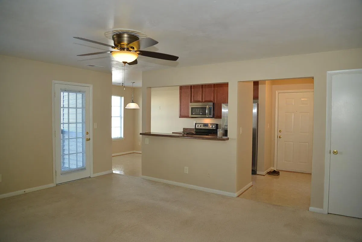 1886 Chantilly Court — Photo 2