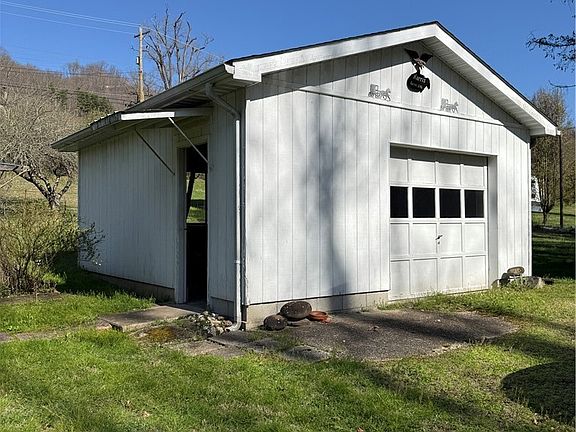 3rd image of 251 River Rd