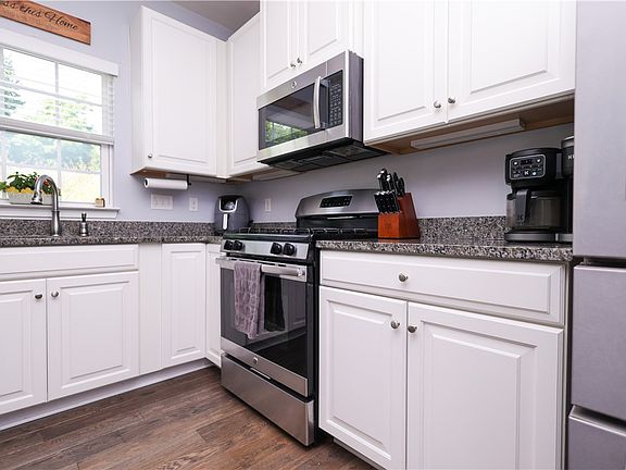 4th image of 212 Noble Woods Dr